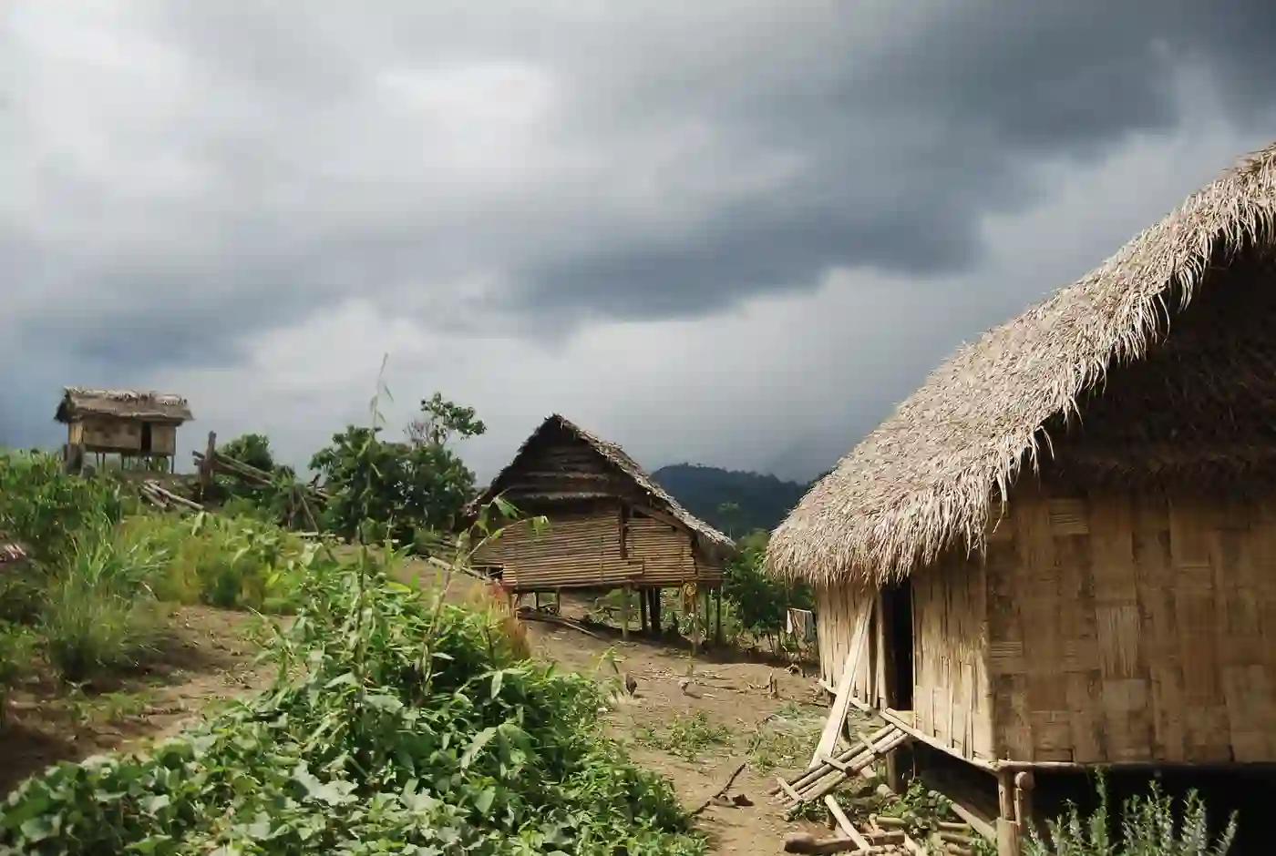 A Temiar village on a hilltop, at Tɛmagaaᵏ
